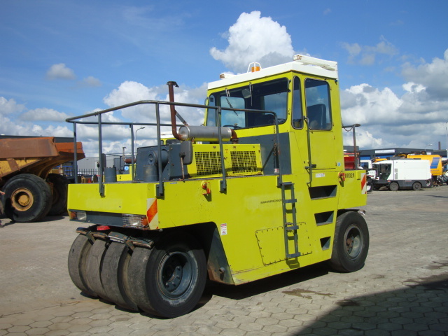 Stroitelna_tehnika_Pnevmatichen_valyak_STAVOSTROJ_VP200_MULTIPAC_8_WHEELS-xxl-280_3676447307 (1)