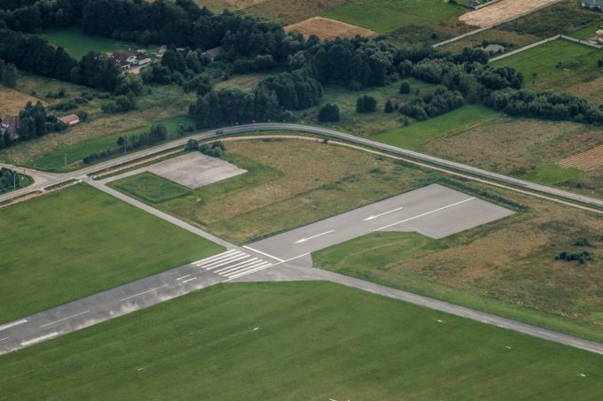 airport-2826974_1920