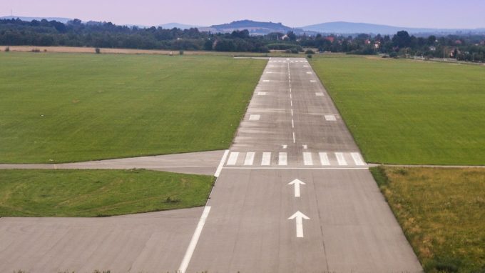 airport-2826981_1920